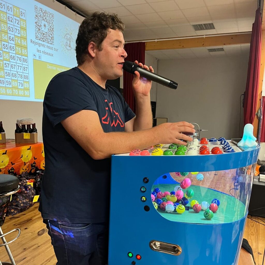 Ludo utilisant un boulier de loto à soufflerie avec tableau d'affichage numérique